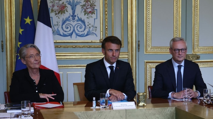 von links: Frankreichs Premierministerin Elisabeth Borne, Emmanuel Macron und ...