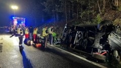 Kurz vor der Abfahrt St. Niklas auf der Karawankenautobahn Richtung Slowenien lag Montagfrüh ein Fahrzeug im Straßengraben. (Bild: feuerwehr-villach.at)