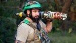 Ein ukrainischer Soldat mit einer Mörsergranate (Bild: AP)