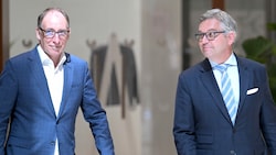 Sozial- und Gesundheitsminister Johannes Rauch (Grüne) und Finanzminister Magnus Brunner (ÖVP) nach den Verhandlungen zum Finanzausgleich am Montag. (Bild: APA/ROLAND SCHLAGER)