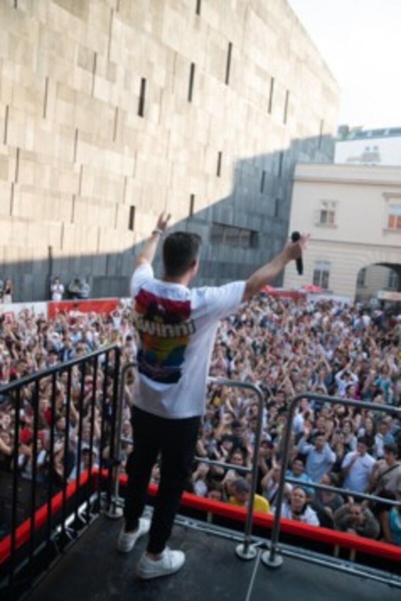 Auch Singer-Songwriter und Publikumsliebling Nico Santos hat sich bei seinem Eskimo Summer Gig als Fan von Mojo geoutet. (Bild: Niclas Schönwälder)