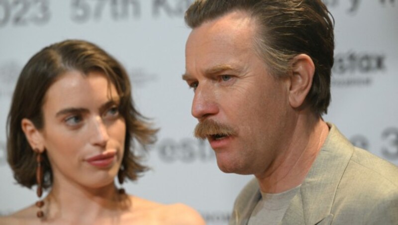 Ewan McGregor uns seine Tochter Clara beim 57. Karlovy Vary International Film Festival (Bild: APA/AFP/Michal Cizek)