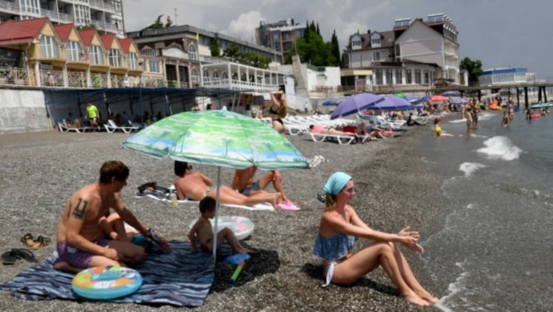 Trotz der angespannten Sicherheitslage zieht es russische Urlauber offenbar wieder in Massen auf die von Moskau besetzte ukrainische Schwarzmeer-Halbinsel Krim. (Bild: AFP)