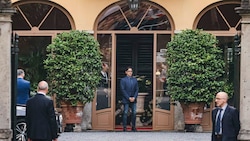 Pier Silvio Berlusconi, Sohn des Ex-Premiers, am 23. Juni vor der Villa San Martino nahe Mailand. (Bild: LaPresse, AP)