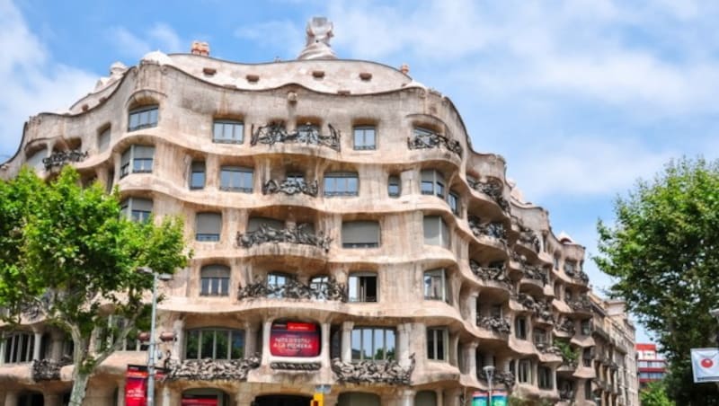 Die Familie Milà schämte sich für ihr Gebäude, das Gaudí umsetzte. Die Bewohner nennen es bis heute Steinbruch (spanisch La Pedrera). (Bild: Mistervlad - stock.adobe.com)