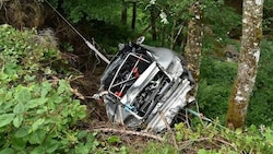 Das Wrack des Unfall-Porsche (Bild: Kapo App)