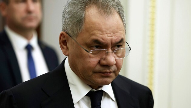 Russlands Verteidigungsminister Sergej Schoigu hat in der Arktis stationierte Truppen besucht. (Bild: AP)