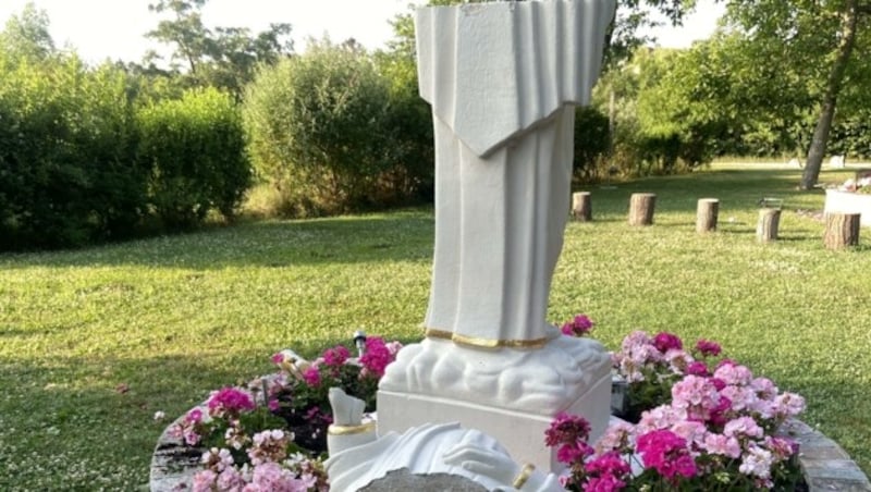 Die zerstörte Marienstatue im Gebetsgarten. Auch Jesus am Kreuz und andere religiöse Symbole wurden beschädigt. (Bild: Die Floridsdorfer Zeitung)