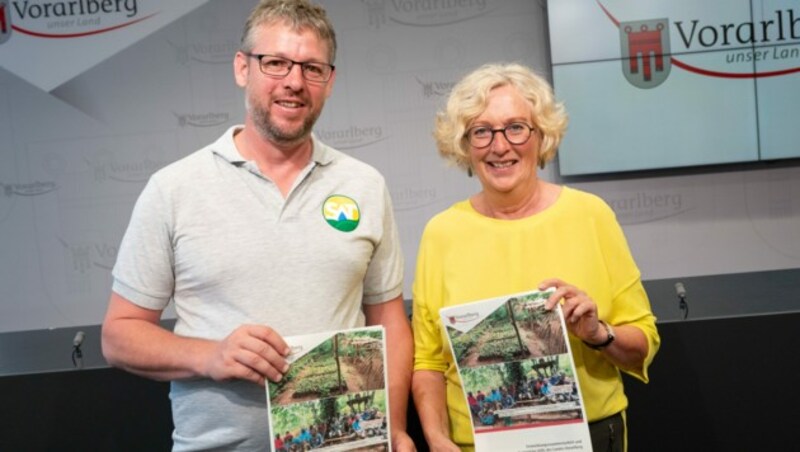 Alexander Wostry berichtete Landesrätin Katharina Wiesflecker von der Entwicklungszusammenarbeit. (Bild: ALEXANDRA_SERRA_FOTO_SERRA_BREGENZ_OESTERREICH)