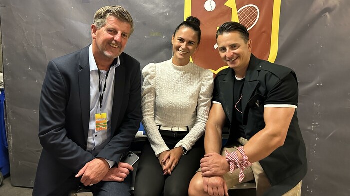 Claus Meinert, Chefredakteur der „Tiroler Krone“, und Jasmin Steiner, Chefin vom Dienst der „Tiroler Krone“, beim Interview mit Andreas Gabalier.