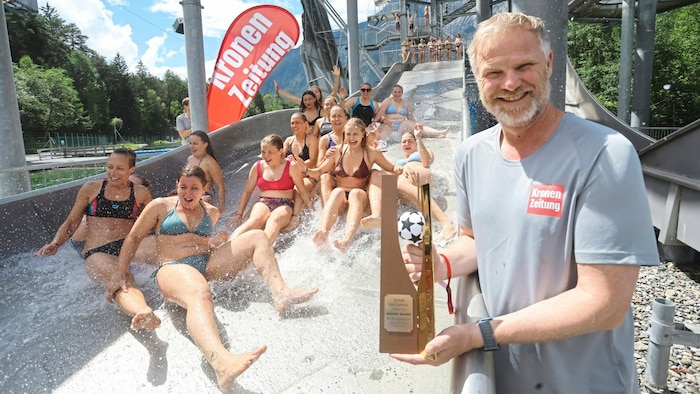 Die Meister-Mädels ließen es richtig krachen. Am Bild rechts: „Krone“-Sportredakteur Alex ...