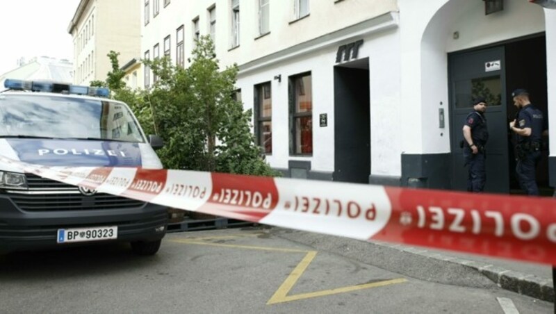 Erst am Montag wurde erneut eine Frau leblos in ihrer Wohnung in Wien gefunden. Sie erlitt mehrere Messerstiche. Ihr Mann, der mutmaßliche Täter, stürzte sich daraufhin aus dem Fenster. Er liegt im Koma. (Bild: APA/TOBIAS STEINMAURER)