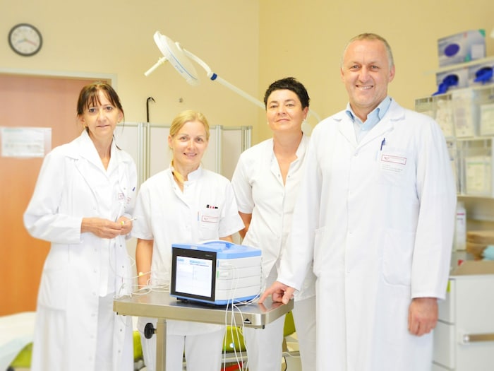 Das Team mit dem neuen Diagnosegerät.