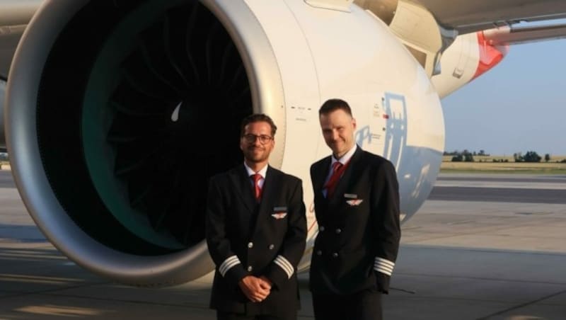 Flugkapitän Oliver Cantele und „Co“ Mario Rossmann vor der mächtigen, aber sparsamen Turbine des A320neo. (Bild: Zwefo)