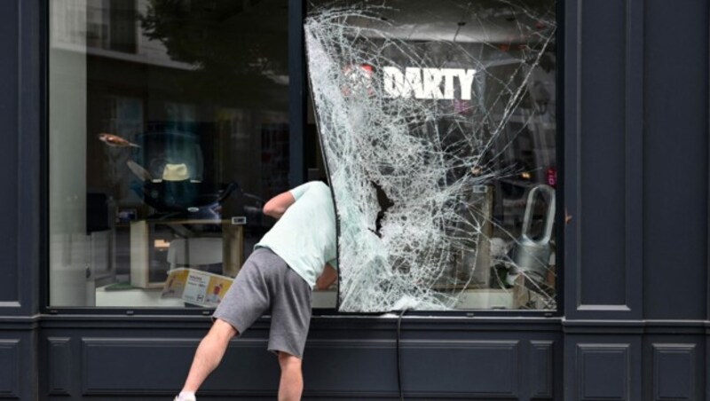 Eine zerstörte Geschäftsauslage in Frankreich (Bild: AFP)