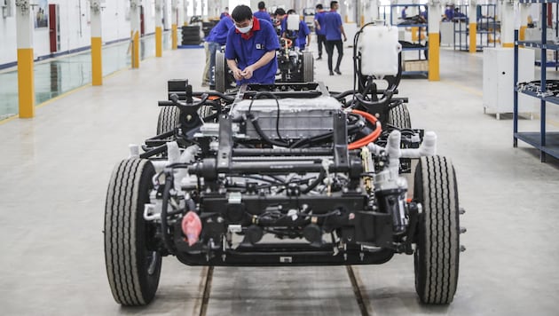 Chinesische Autohersteller drängen vor allem im Elektrosegment ins Ausland - nun dürfte man sogar Japan überholen. (Bild: AFP/Richard A. Brooks)