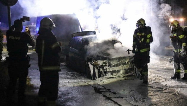 Zwei Fahrzeuge, ein Pkw und ein Kleintransporter, brannten in Wels aus. (Bild: laumat.at)