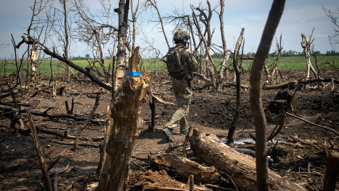 Ein ukrainischer Soldat quert ein Minenfeld in der Oblast Saporischschja.