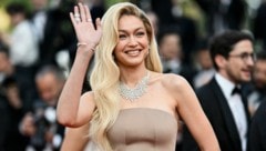 Model Gigi Hadid wurde nach der Landung auf den Cayman Islands am Flughafen festgenommen. (Bild: APA/AFP/Patricia DE MELO MOREIRA)