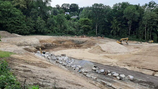 Bevor auf dem betroffenen Abschnitt weitergebaut werden kann, erfolgt nun ein Gutachten eines externen Instituts, um festzustellen, ob die Schlacke Schadstoffe enthält. (Bild: Linzplus)