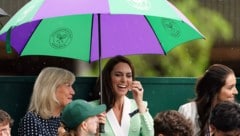 Prinzessin Kate gut gelaunt beim Tennis-Turnier von Wimbleon. (Bild: APA/AFP/POOL/Zac Goodwin)