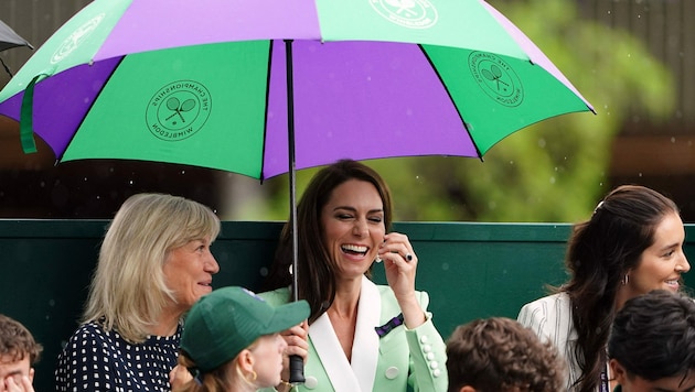 Prinzessin Kate gut gelaunt beim Tennis-Turnier von Wimbleon. (Bild: APA/AFP/POOL/Zac Goodwin)