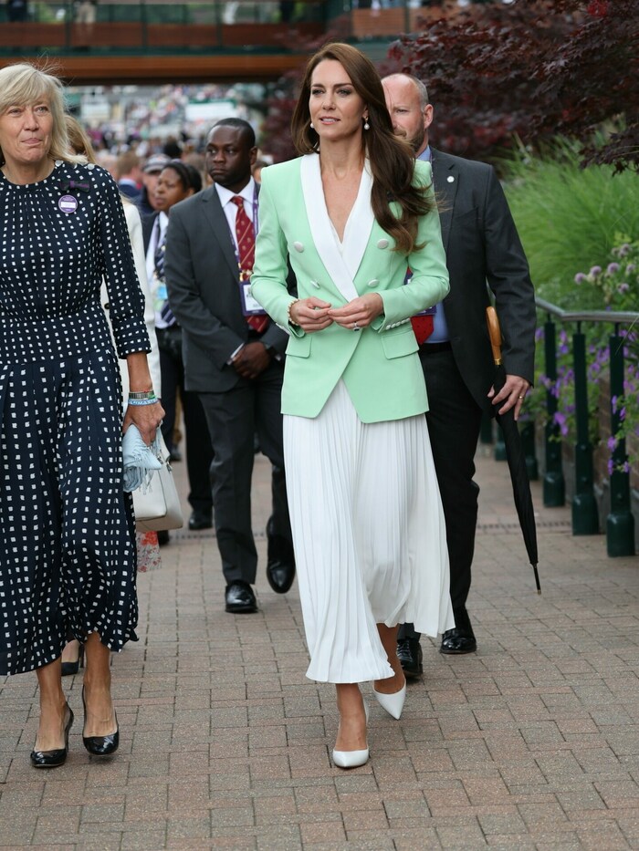 Prinzessin Kate trug bei einem Besuch in Wimbledon einen mintfarbenen Balmain-Blazer und einen weißen Plisseerock.