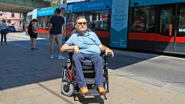 Michael S. am Ort des Geschehens, der Straßenbahnhaltestelle in Wien-Ottakring. Der Leser sieht sich von den Wiener Linien diskriminiert. (Bild: Zwefo)