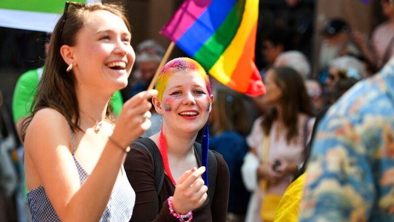 Sie marschierte voller Freude bei der Parade in Norwegens Hauptstadt, Oslo, mit. (Bild: Astrid Pedersen / NTB / Associated Press)