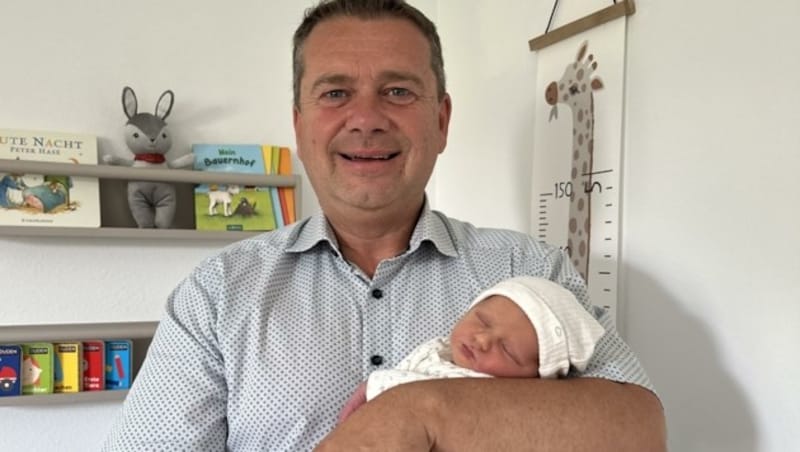 Bürgermeister Christian Partoll mit dem Baby Lean. (Bild: zVg)