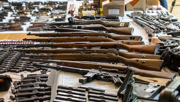 Hunderte Schusswaffen, NS-Flaggen und jede Menge Munition wurden am Montag in OÖ und NÖ sichergestellt. (Bild: UNBEKANNT)