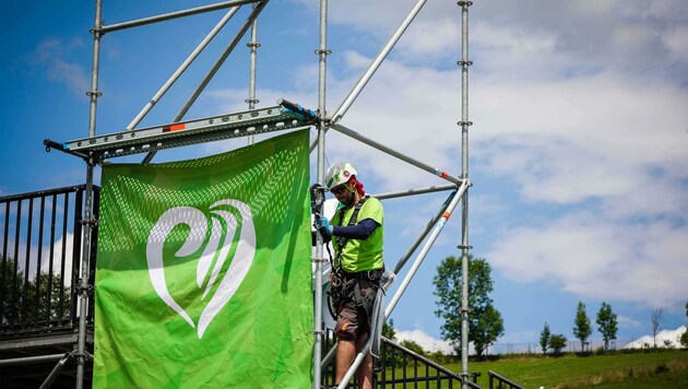 Das Electric Love Festival findet heuer zum 10. Mal statt und begrüßt 180.000 Besucher. Bevor das Festival heute mit der Warm-Up Party starten kann, mussten am Dienstag noch die letzten großen Vorbereitungen getroffen werden. (Bild: Scharinger Daniel)