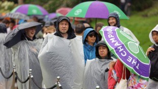 Horas de espera por las entradas - bajo una lluvia continua: miles de fanáticos Wimbledon vale la pena.  (Imagen: EPA/Neil Hall)