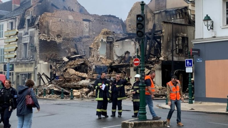 In Montargis wurde ein Haus mit einer Apotheke darin angezündet, es wurde ein Raub der Flammen. (Bild: AFP)