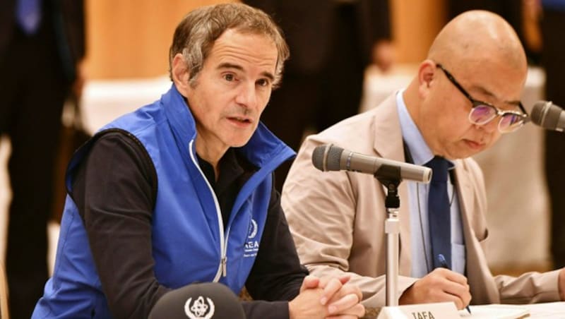 IAEA-Chef Rafael Grossi erklärte vor Journalisten in Japan, dass keine Gefahr für die Menschen bestehe, da das Wasser stark gefiltert und verdünnt würde. (Bild: AP)