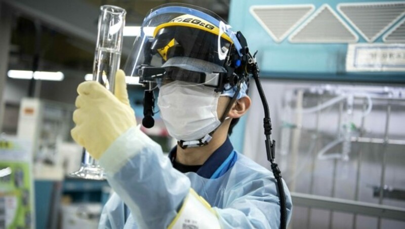 Ein Mitarbeiter des AKW Fukushima (Bild: APA/AFP/Charly TRIBALLEAU)