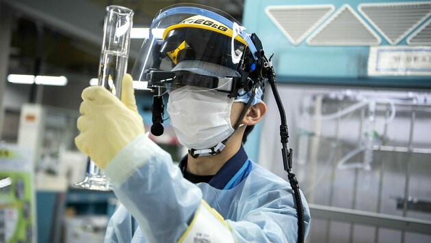 Ein Mitarbeiter des AKW Fukushima (Bild: APA/AFP/Charly TRIBALLEAU)