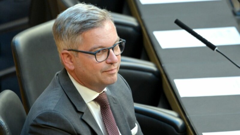 Finanzminister Magnus Brunner gibt sich zufrieden mit seiner Arbeit. Die Opposition ist anderer Meinung. (Bild: APA/ROLAND SCHLAGER)