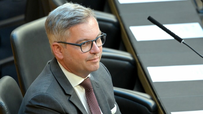 Finanzminister Magnus Brunner gibt sich zufrieden mit seiner Arbeit. Die Opposition ist anderer ...