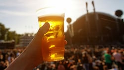 Ein Bier um sieben Euro - für Konzertbesucher geht es kaum mehr günstiger. Grad in der Ferienzeit legt man aber auch anderswo für lukullische Genüsse im Übermaß ab. (Bild: Piotr Piatrouski - stock.adobe.com)