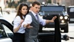 Tom Cruise als Agent Ethan Hunt in Begleitung seiner neuen Gespielin Hayley Atwell als Grace. (Bild: © 2023 Paramount Pictures)