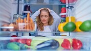 Sie macht es falsch: Einige der gezeigten Lebensmittel sind kälteepfindlich und sollten nicht im ...