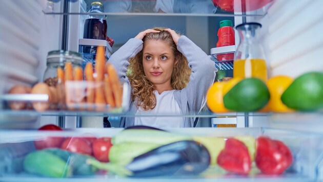 Sie macht es falsch: Einige der gezeigten Lebensmittel sind kälteepfindlich und sollten nicht im Kühlschrank lagern. In unserem Guide erfahren Sie, was gekühlt werden muss - und was nicht. (Bild: stock.adobe.com)