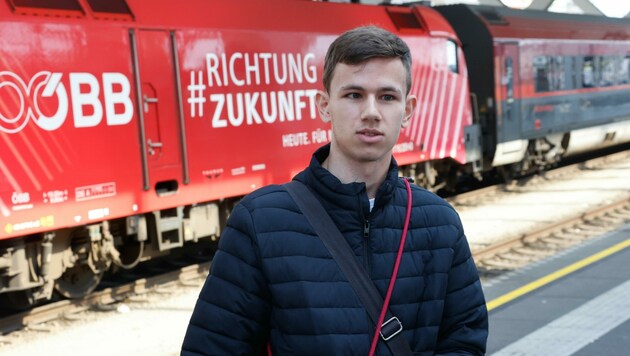 Tobias Neureiter hat eine Sehbehinderung. „Ich bin auf die Öffis angewiesen“, sagt er. Trotz Klimatickets darf er keinen ÖBB-Zug mehr betreten. (Bild: Tschepp Markus)