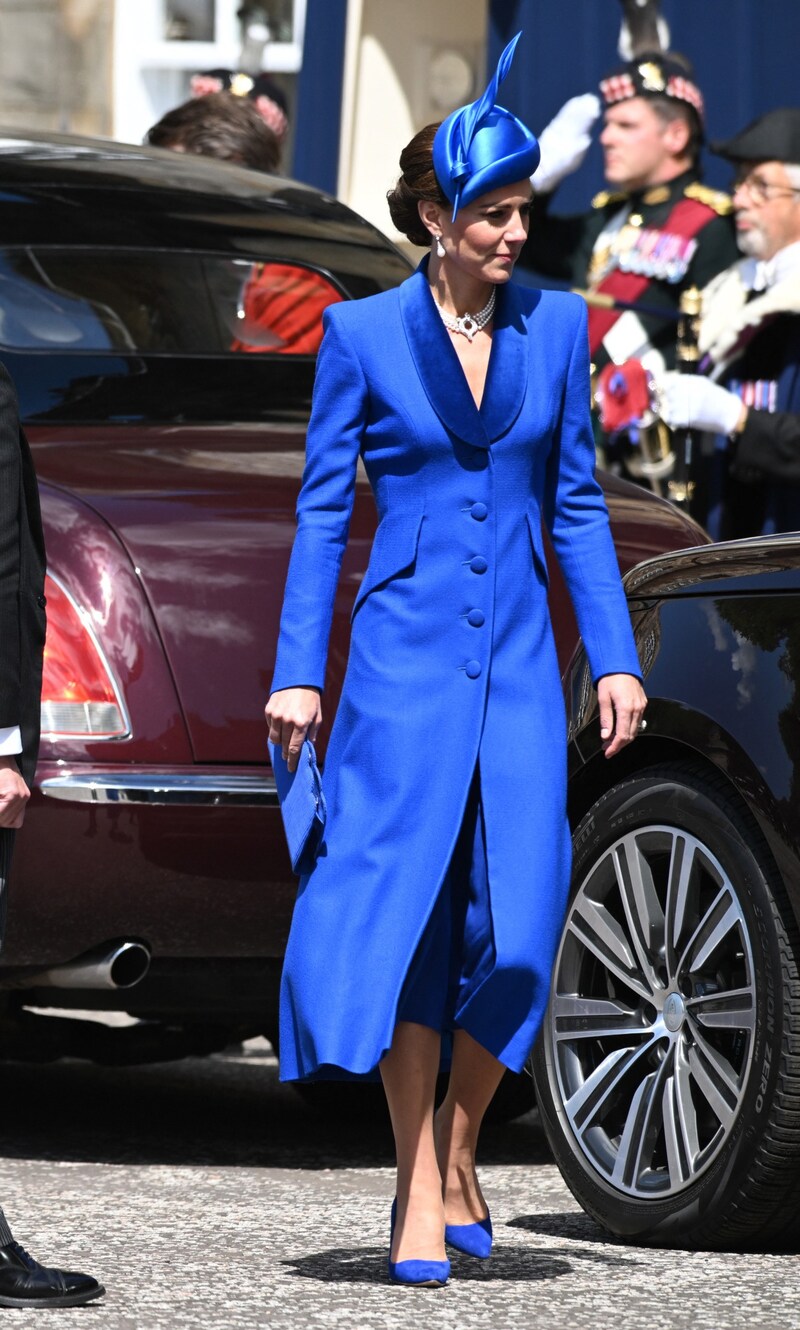 Prinzessin Kate erschien in Schottland in königlichem Blau. (Bild: APA/AFP/POOL/John Linton)