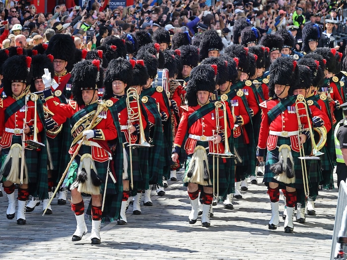 Mitglieder der Royal Regiment of Scotland Pipe Band sind aufmarschiert.