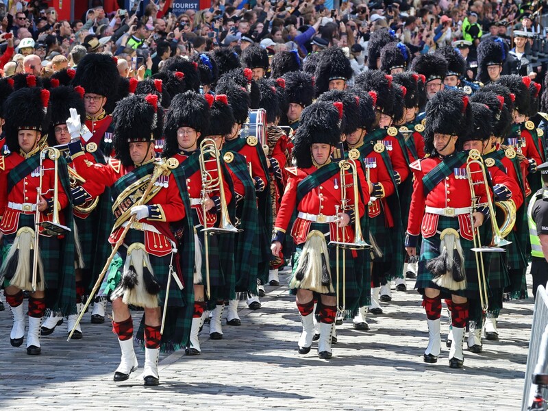 Mitglieder der Royal Regiment of Scotland Pipe Band sind aufmarschiert. (Bild: APA/AFP/POOL/Chris Jackson)