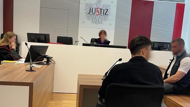 Der Georgier und der Zugbegleiter (re.) beim Prozess am Landesgericht Eisenstadt. (Bild: HS, Krone KREATIV)