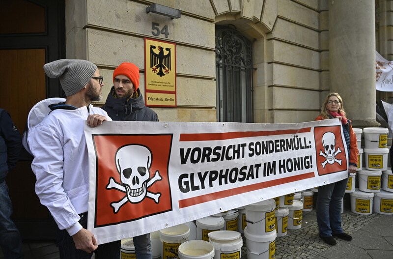 Gegen den Einsatz von Glyphosat kam es immer wieder (wie hier in Deutschland) zu größeren Protesten. (Bild: AFP)