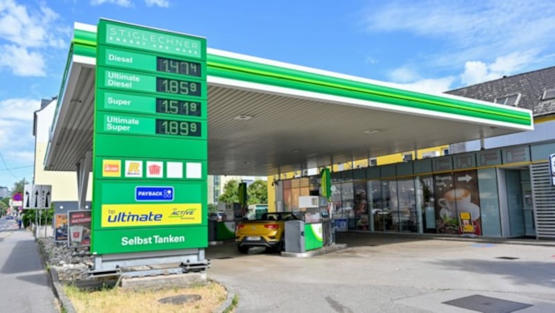 Neuer Auftritt wie hier in der Franckstraße in Linz: Stiglechner baut nach dem Aus der Kooperation mit Shell das Netz auf bp um. (Bild: Harald Dostal)